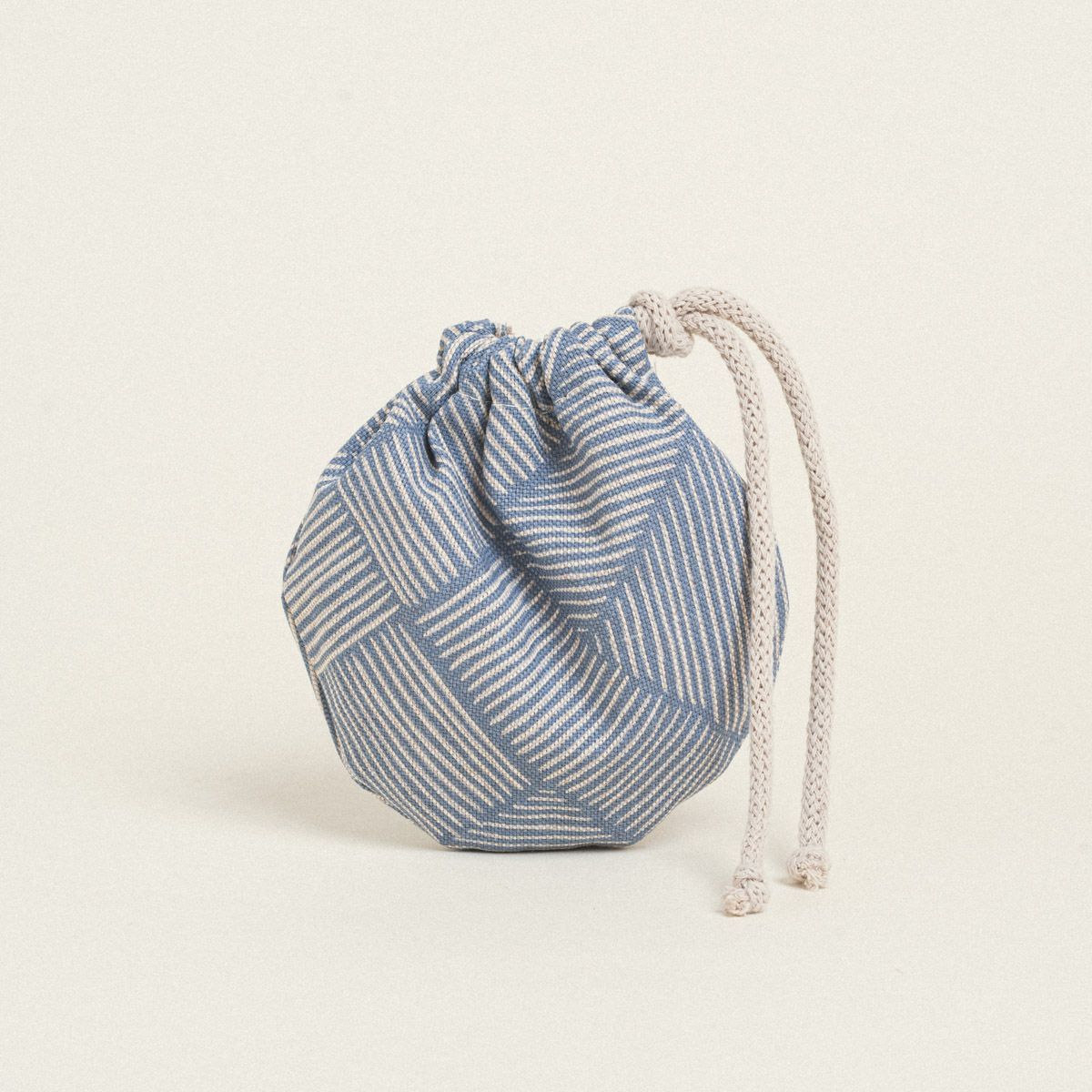 Beauty Home ΠΟΥΓΚΙ ΟΒΑΛ ΜΕ ΚΟΡΔΟΝΙ 13 x 14 cm ΔΙΑΓΩΝΙΕΣ ΓΡΑΜΜΕΣ ΜΠΛΕ